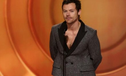 Harry Styles Tampil Nyentrik di Grammy 2026, Padukan Blazer dan Ballet Flats
