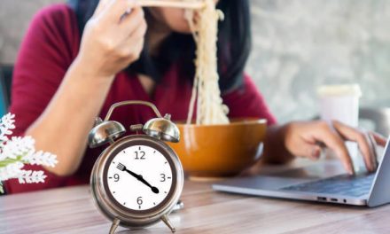 Jangan Sepelekan! Makan Terlalu Cepat Bisa Picu Masalah Ini