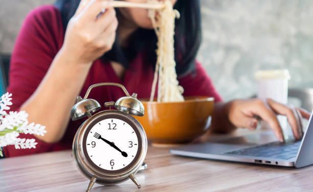 Jangan Sepelekan! Makan Terlalu Cepat Bisa Picu Masalah Ini