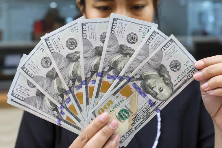 Rupiah Terseret Tekanan Global, Investor Asing Mulai Cabut Modal