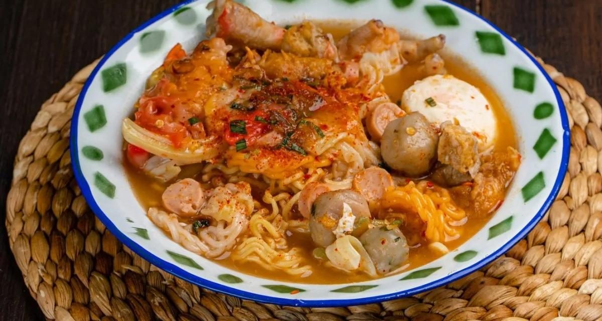 Seblak: Kuliner Pedas Khas Bandung Yang Bikin Nagih