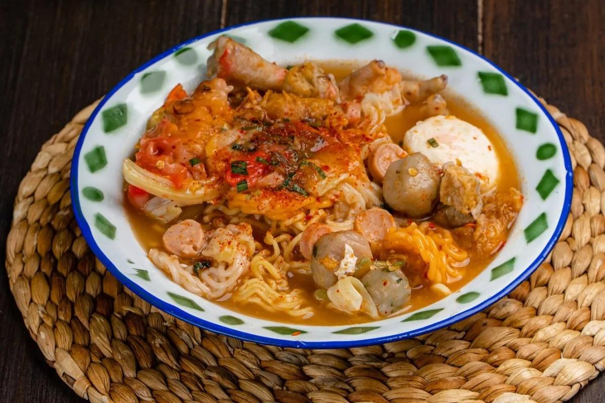 Seblak: Kuliner Pedas Khas Bandung Yang Bikin Nagih