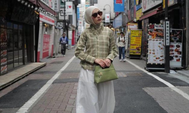 Liburan Ke Akihabara Tokyo, Potret Dwi Handayani Curi Perhatian