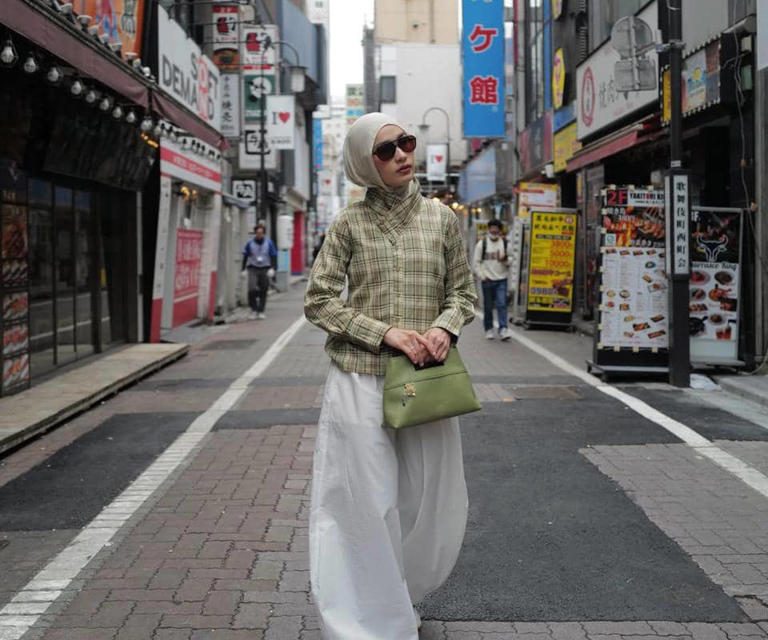Liburan Ke Akihabara Tokyo, Potret Dwi Handayani Curi Perhatian