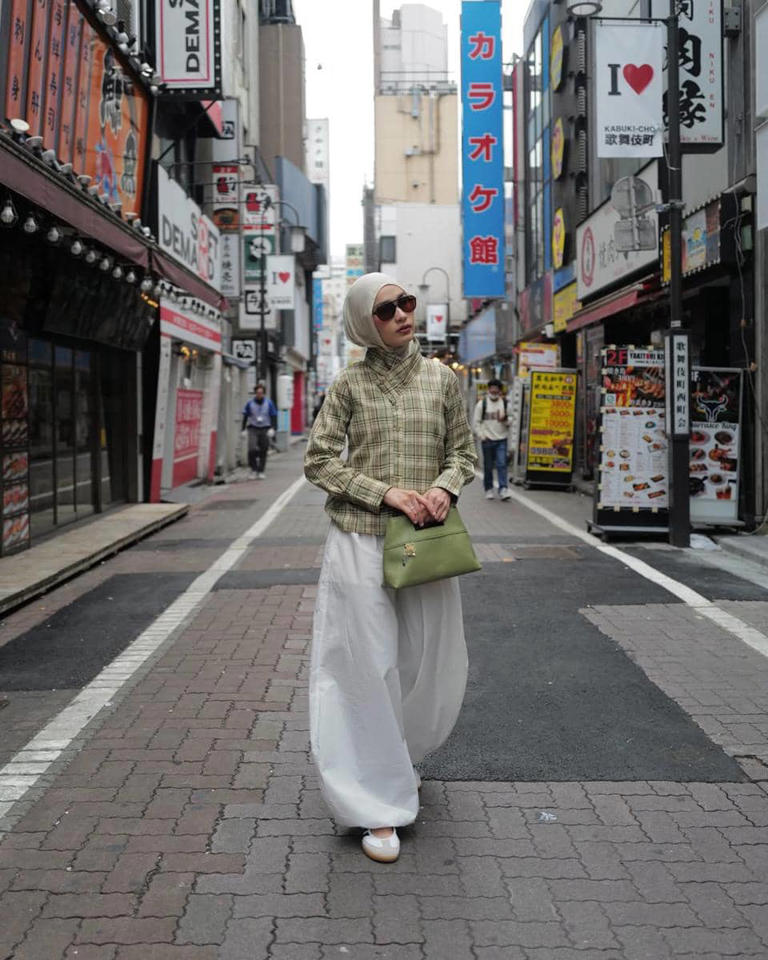 Liburan Ke Akihabara Tokyo, Potret Dwi Handayani Curi Perhatian