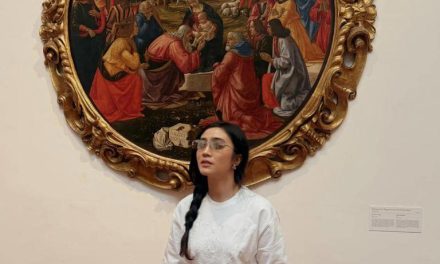 Potret Estetik! Febby Rastanty Berpose Di Galeri Seni Florence