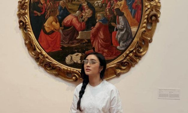 Potret Estetik! Febby Rastanty Berpose Di Galeri Seni Florence