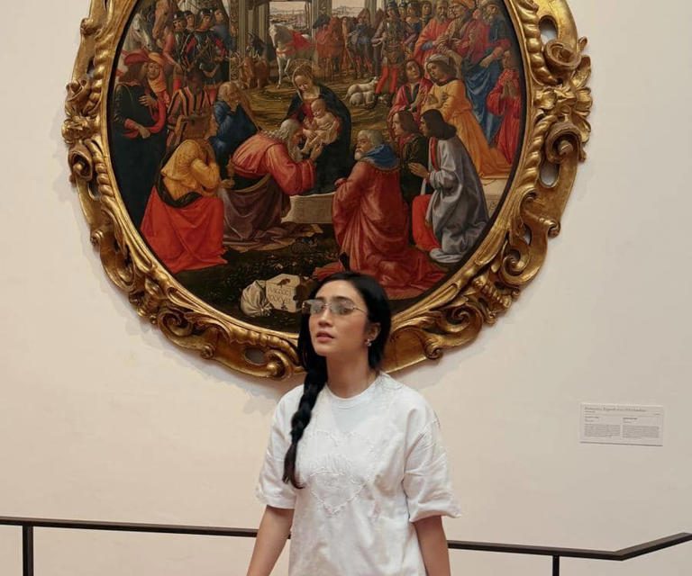Potret Estetik! Febby Rastanty Berpose Di Galeri Seni Florence