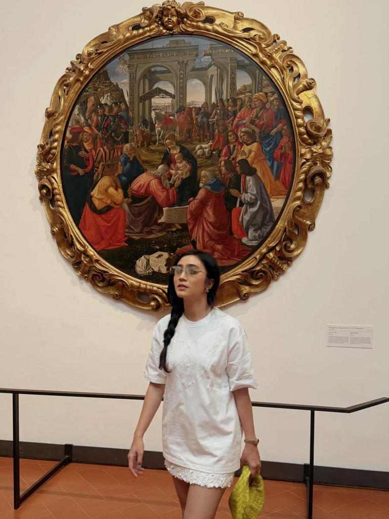 Potret Estetik! Febby Rastanty Berpose Di Galeri Seni Florence