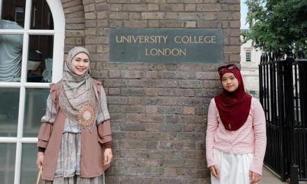 Potret Oki Setiana Dewi & Maryam Ke University College London