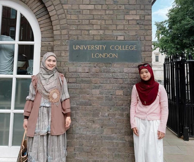 Potret Oki Setiana Dewi & Maryam Ke University College London