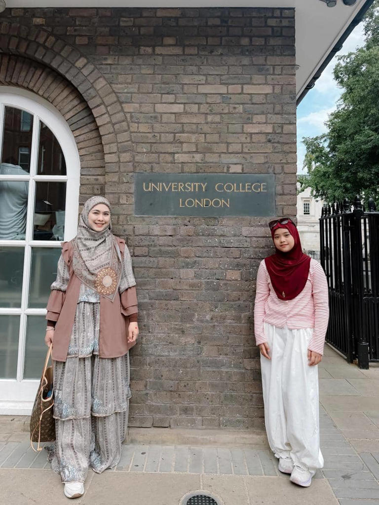 Potret Oki Setiana Dewi & Maryam Ke University College London