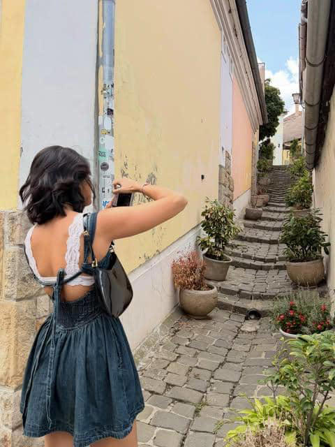 Eksplor Budapest, Pooja Hegde Pamer Momen Liburan Seru