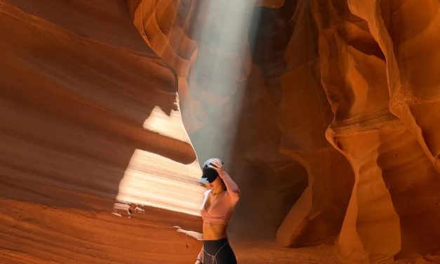 Gaya Chill Lisa BLACKPINK Liburan Di Antelope Canyon, Stylish!