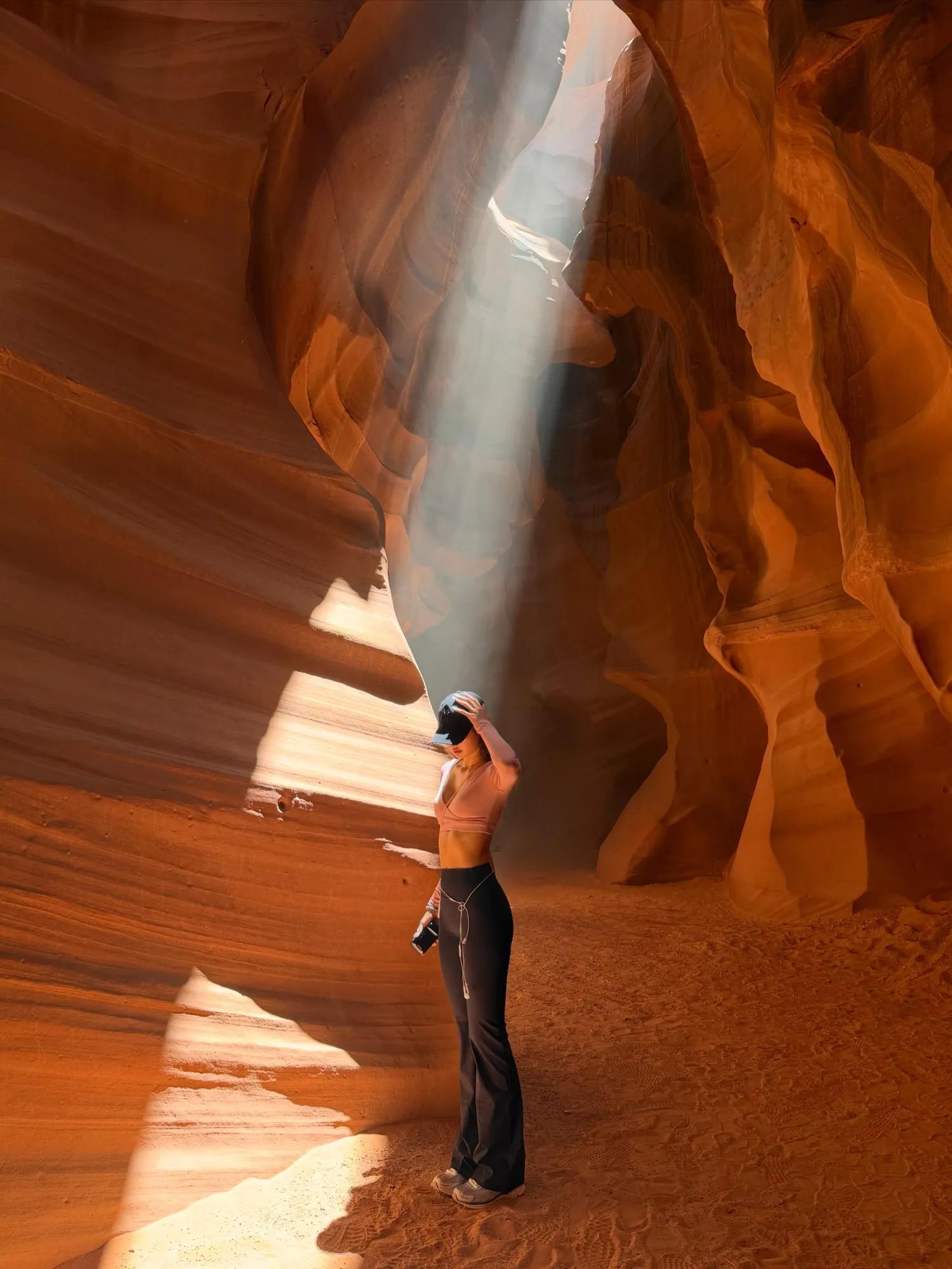 Gaya Chill Lisa BLACKPINK Liburan Di Antelope Canyon, Stylish!