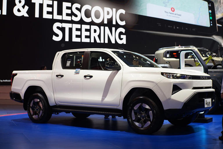 Masuk Kabin Toyota Hilux BEV, Fitur Canggihnya Bikin Melongo!