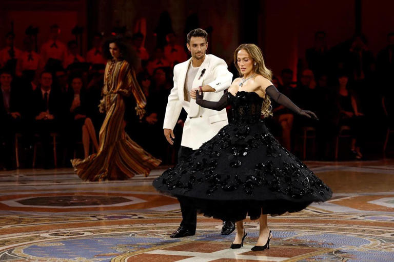 Makin Stunning! Jennifer Lopez Bawa Nuansa Dolce Vita Di Milan