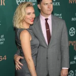 Makin Serasi! Scarlett Johansson Dan Colin Jost Tampil Anggun