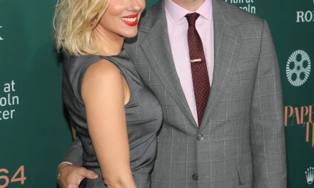 Makin Serasi! Scarlett Johansson Dan Colin Jost Tampil Anggun