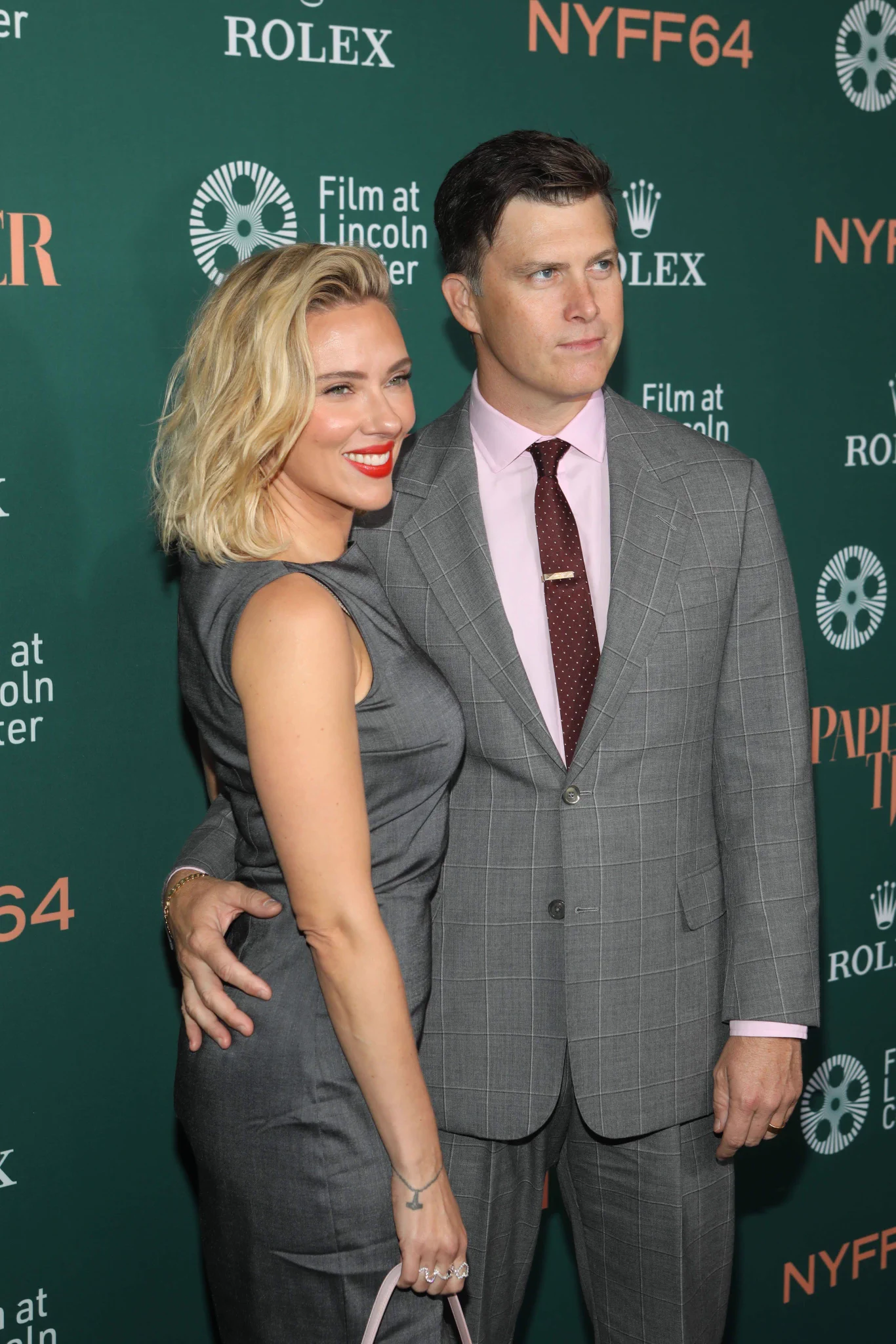 Makin Serasi! Scarlett Johansson Dan Colin Jost Tampil Anggun