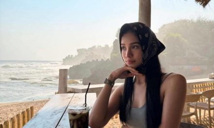 Liburan Seru! Anya Geraldine Asyik Main Di Pantai Yogyakarta