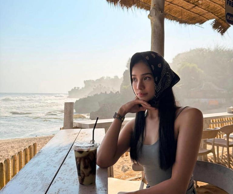 Liburan Seru! Anya Geraldine Asyik Main Di Pantai Yogyakarta