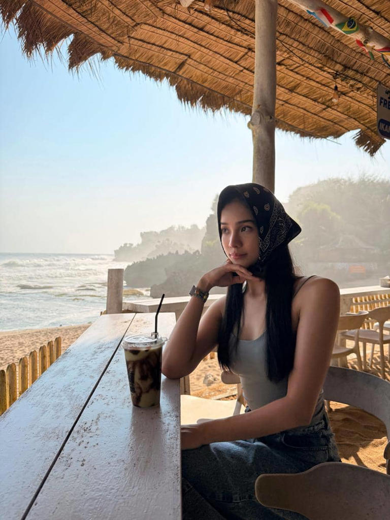 Liburan Seru! Anya Geraldine Asyik Main Di Pantai Yogyakarta