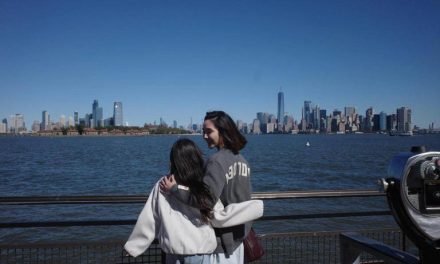 Family Time! Gisel Ajak Gempi Liburan Ke New York Harbor