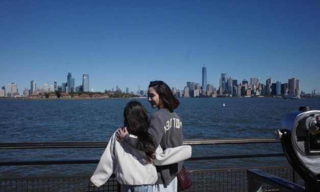 Family Time! Gisel Ajak Gempi Liburan Ke New York Harbor