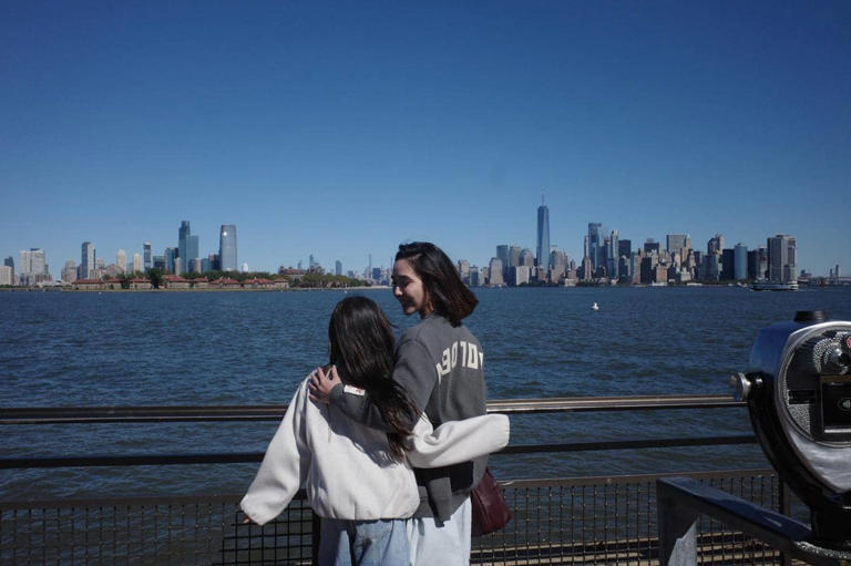 Family Time! Gisel Ajak Gempi Liburan Ke New York Harbor